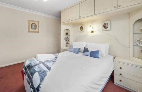 Thurnscoe Haus | Spacious 3 bedrooms house in Bolton Upon Dearne, host up to 5 guests