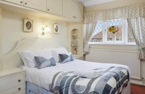 Thurnscoe Haus | Spacious 3 bedrooms house in Bolton Upon Dearne, host up to 5 guests
