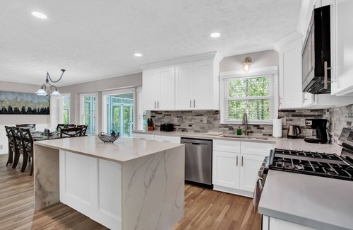 Lilburn Haus | Spacious 3-level dream entertainment with Foosball,Projector,HotTub&SUMMER:Pool