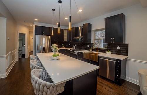 South Chicago Haus | Spacious 3 Level Home with 4 BDR/3 BA & full Kitchen