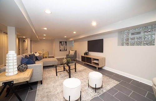 South Chicago Haus | Spacious 3 Level Home with 4 BDR/3 BA & full Kitchen