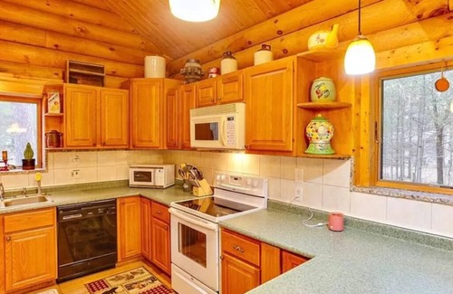 Hatfield Kabine | Spacious 3 Story Cabin. Access to UTV/ATV Trails & Near Lake Arbutus