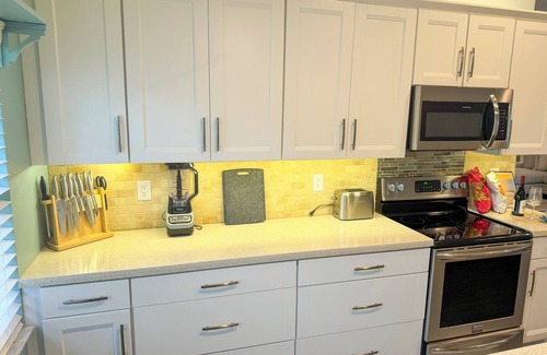 Marineland Acres Haus | Spacious 3BR Beach House, Hot Tub, Walk to Ocean – Dog Friendly