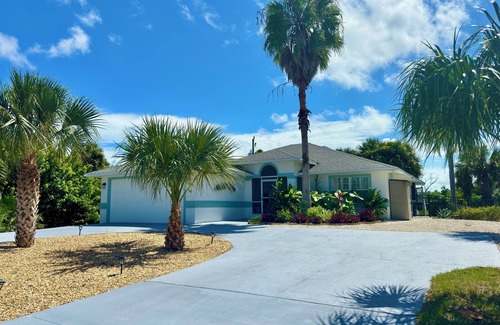 Marineland Acres Haus | Spacious 3BR Beach House, Hot Tub, Walk to Ocean – Dog Friendly