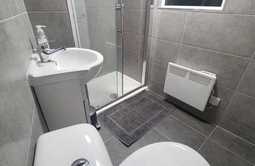 Basingstoke Haus | Spacious 3BR Home in Basingstoke