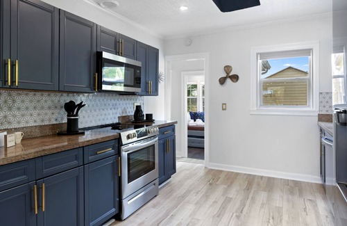 Parrot Cove Haus | Spacious 3BR Home w/ Yard.. Steps to Golf Course