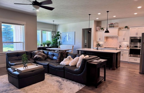 Meridian Haus | Spacious 4 BR 3 BA home in beautiful neighborhood. Gated yard. Pet-friendly.