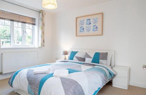 Tilehurst Haus | Spacious 4 Bed house with parking and garden at Reading