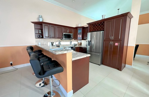 Survey Creek Haus | Spacious 4-bedroom house in brilliant Coral Springs with AC