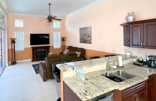 Survey Creek Haus | Spacious 4-bedroom house in brilliant Coral Springs with AC