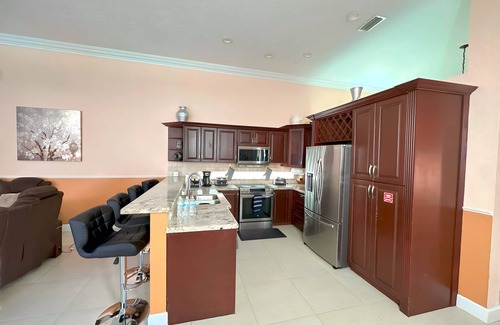 Survey Creek Haus | Spacious 4-bedroom house in brilliant Coral Springs with AC