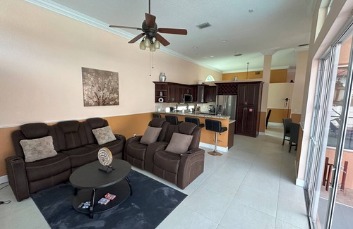 Survey Creek Haus | Spacious 4-bedroom house in brilliant Coral Springs with AC