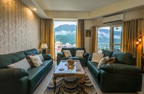 Rishikesh Wohnung | Spacious 4-bedroom apartment in enjoyable Rishikesh with fitness room, WiFi