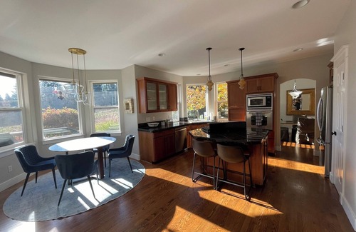 Redmond Haus | Spacious 4-bedroom Family friendly house, in the heart of the Eastside.