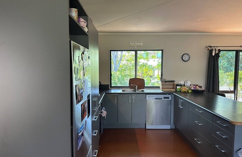 Whangapoua Haus | Spacious 4-bedroom house in terrific Whangapoua with WiFi