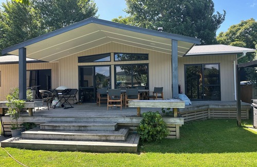 Whangapoua Haus | Spacious 4-bedroom house in terrific Whangapoua with WiFi