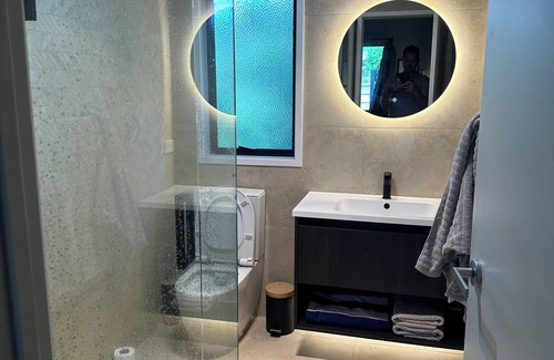 Whangapoua Haus | Spacious 4-bedroom house in terrific Whangapoua with WiFi