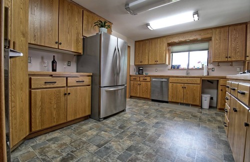 Chewelah Haus | Spacious 4-bedroom house that sleeps 15- 14 Min to 49 North Mountain Resort