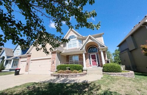 Lee's Summit Haus | Spacious 4-bedroom house with WiFi and AC in fabulous Lee's Summit