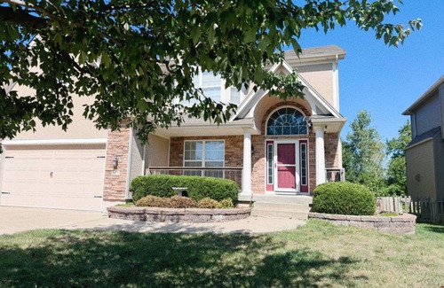 Lee's Summit Haus | Spacious 4-bedroom house with WiFi and AC in fabulous Lee's Summit