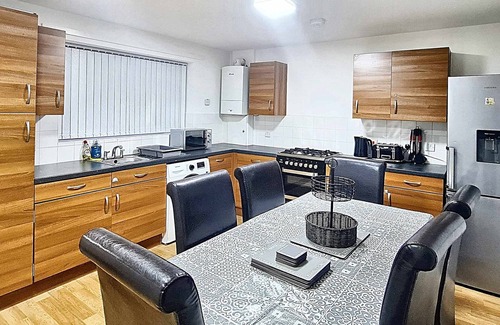 Manchester Haus | Spacious 4-Bed Home, Free Driveway Parking, 7 Minutes to Manchester City Centre