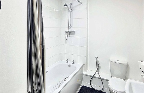 Manchester Haus | Spacious 4-Bed Home, Free Driveway Parking, 7 Minutes to Manchester City Centre