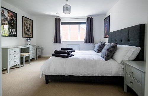 Romsey Haus | Spacious 4BD Home with Patio garden, BBQ & Parking