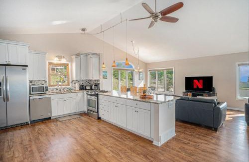 Grand Haven Haus | Spacious 4BDR Blue Haven Cottage in Grand Haven 150