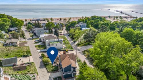 Grand Haven Haus | Spacious 4BDR Blue Haven Cottage in Grand Haven 150