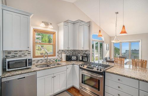 Grand Haven Haus | Spacious 4BDR Blue Haven Cottage in Grand Haven 150