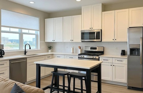 Warrenville Wohnung | Spacious 4BR Home - Perfect for Groups!