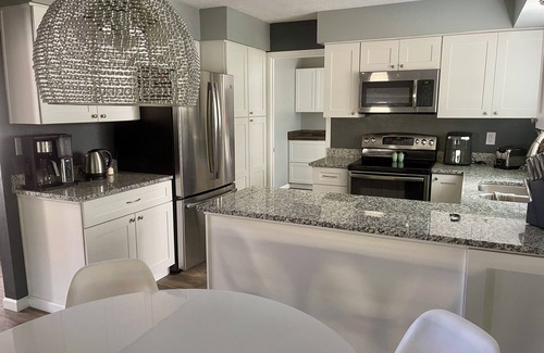 Bear Canyon Haus | Spacious 4BR Retreat w/Office, 2 Living Areas & Private Backyard Oasis