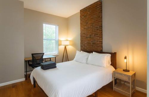 Soulard Wohnung | Spacious 4BR Soulard Duplex with Patio & Parking