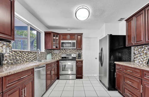 Boulevard Heights Haus | Spacious 4BRS Home, Relax Backyard close to Casino