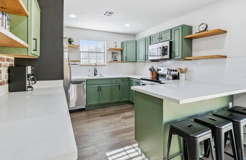 West Riverside Haus | Spacious 5 Bed / 3 Bath Near St. Charles!