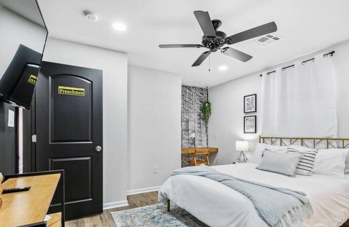 West Riverside Haus | Spacious 5 Bed / 3 Bath Near St. Charles!