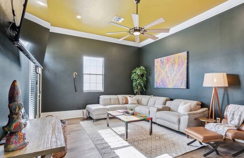 West Riverside Haus | Spacious 5 Bed / 3 Bath Near St. Charles!