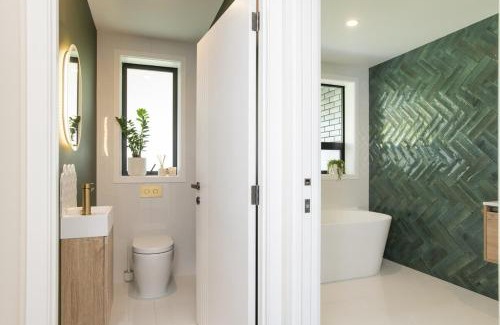 Okitu Haus | Spacious 5 Bed Home 2 Mins to Beach