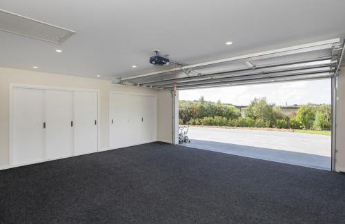 Okitu Haus | Spacious 5 Bed Home 2 Mins to Beach