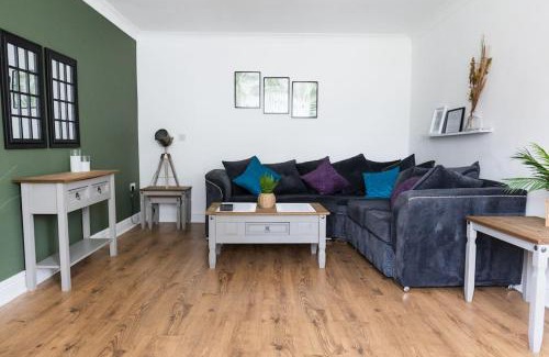 Bedlington Haus | Spacious 5 bed house with free private parking, Bedlington, Northumberland