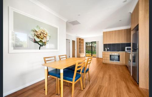 Katoomba Haus | Spacious 5 Bedroom 3 Bath Three Sisters Getaway