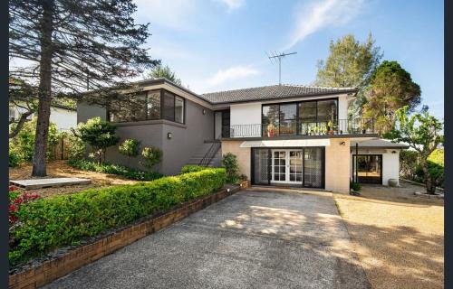 Katoomba Haus | Spacious 5 Bedroom 3 Bath Three Sisters Getaway