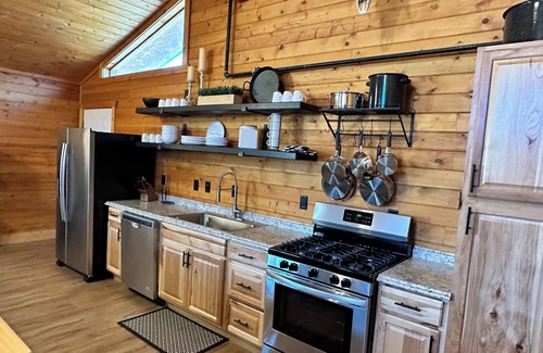 Cody Kabine | Spacious 5-bedroom, 5-Bathroom lodge! Sleeps 22! Across from famous Cody rodeo!
