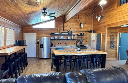 Cody Kabine | Spacious 5-bedroom, 5-Bathroom lodge! Sleeps 22! Across from famous Cody rodeo!