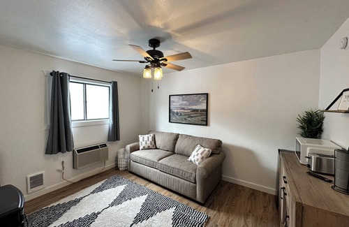 Cody Kabine | Spacious 5-bedroom, 5-Bathroom lodge! Sleeps 22! Across from famous Cody rodeo!