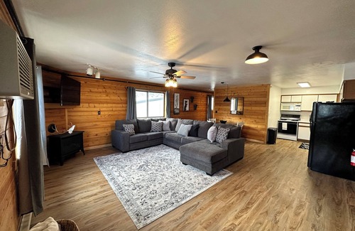 Cody Kabine | Spacious 5-bedroom, 5-Bathroom lodge! Sleeps 22! Across from famous Cody rodeo!