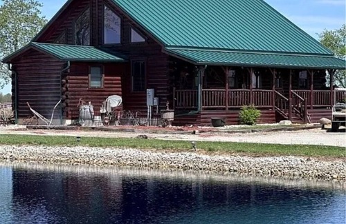 Dola Kabine | Spacious 5-bedroom cabin in tranquil Wharton with WiFi, fitness room ,pond