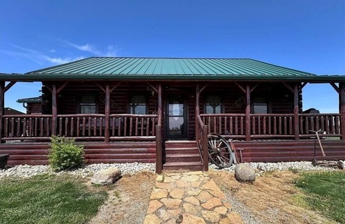 Dola Kabine | Spacious 5-bedroom cabin in tranquil Wharton with WiFi, fitness room ,pond