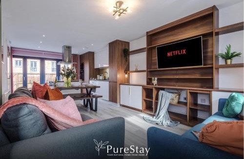 Failsworth Haus | Spacious 5-bedroom Contractor House Sleeps 7 with Parking by PureStay