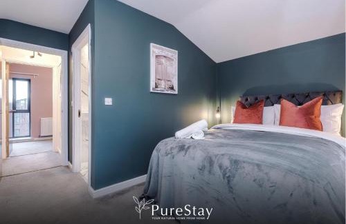 Failsworth Haus | Spacious 5-bedroom Contractor House Sleeps 7 with Parking by PureStay